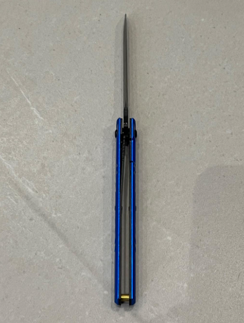 Stiletto M390 bleu - Ouverture assistée