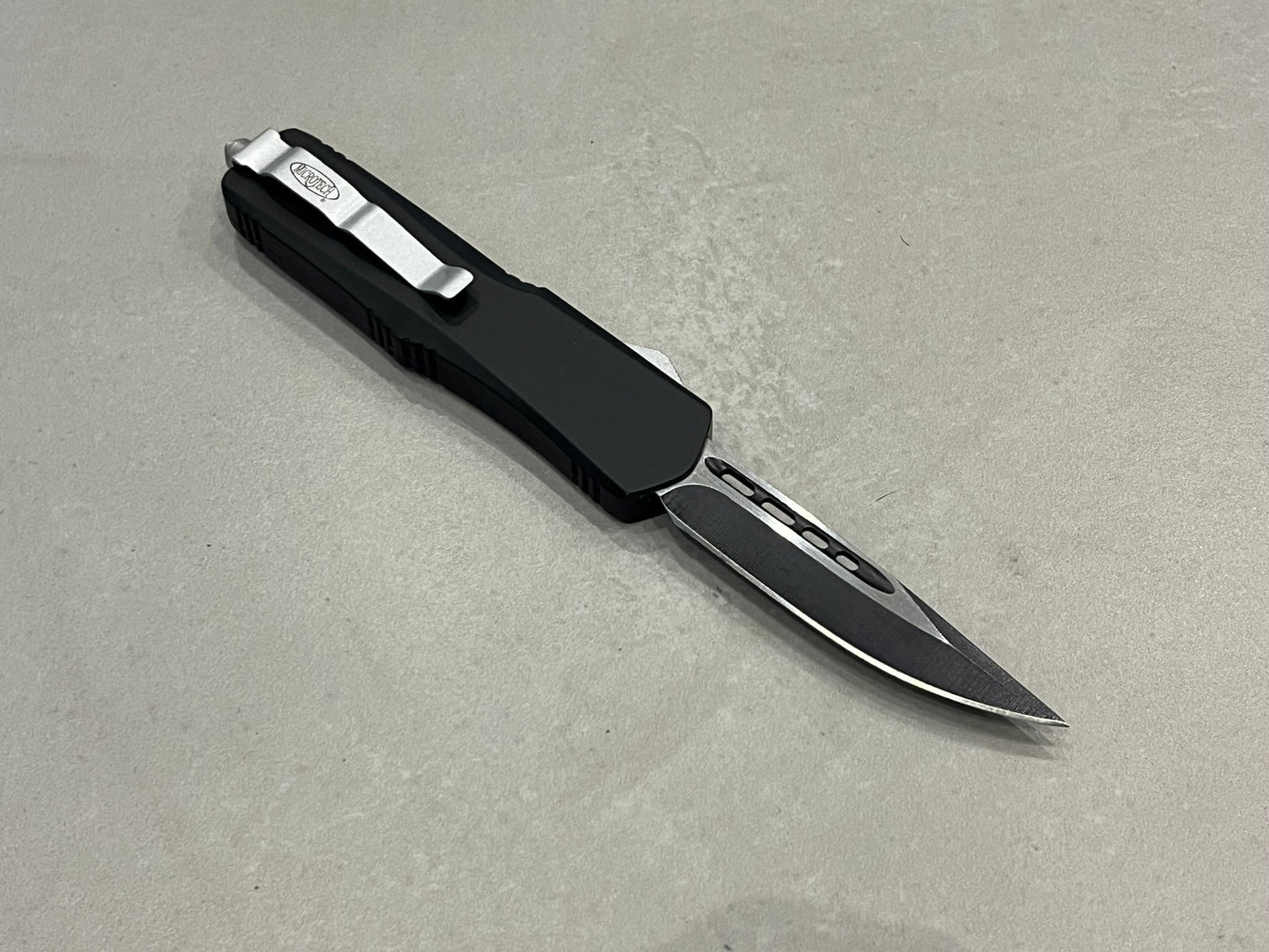 Couteau automatique acier OTF noir et blanc
