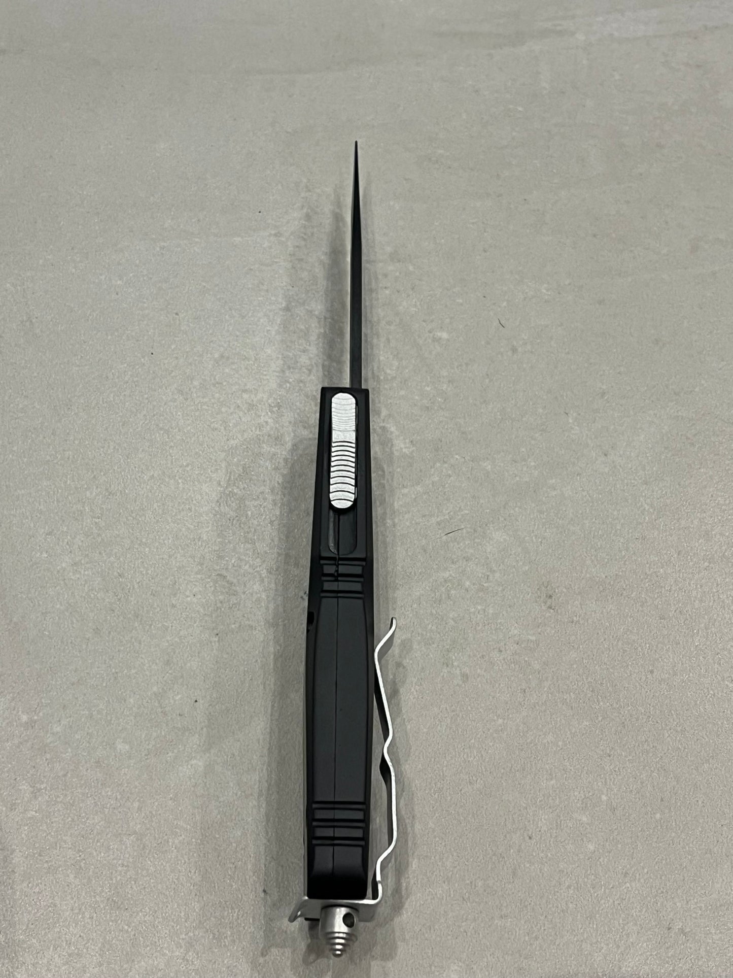 Couteau automatique acier OTF noir et blanc