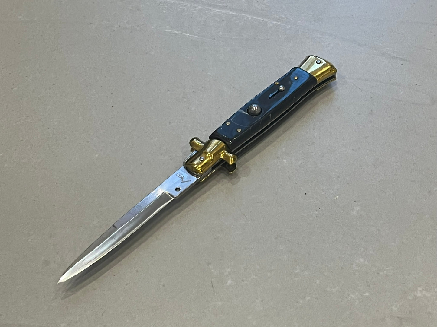 Stiletto Couteau automatique Lame Acier 440 10.5CM Manche Abs marbre noir mitre bronze Etui