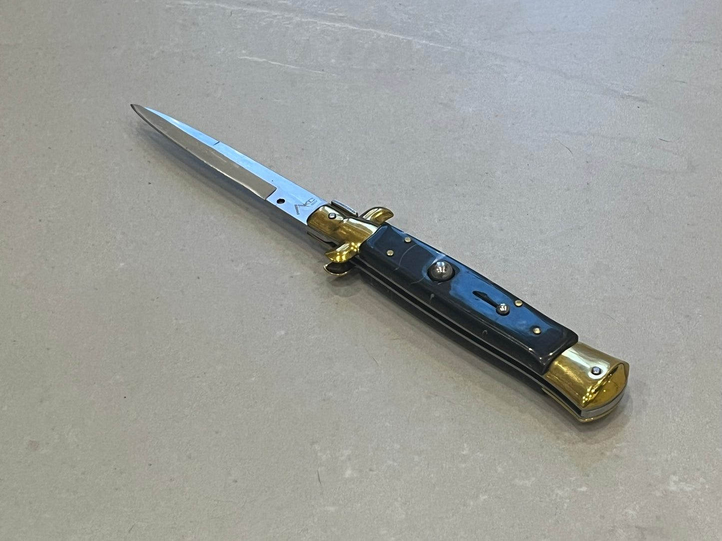 Stiletto Couteau automatique Lame Acier 440 10.5CM Manche Abs marbre noir mitre bronze Etui