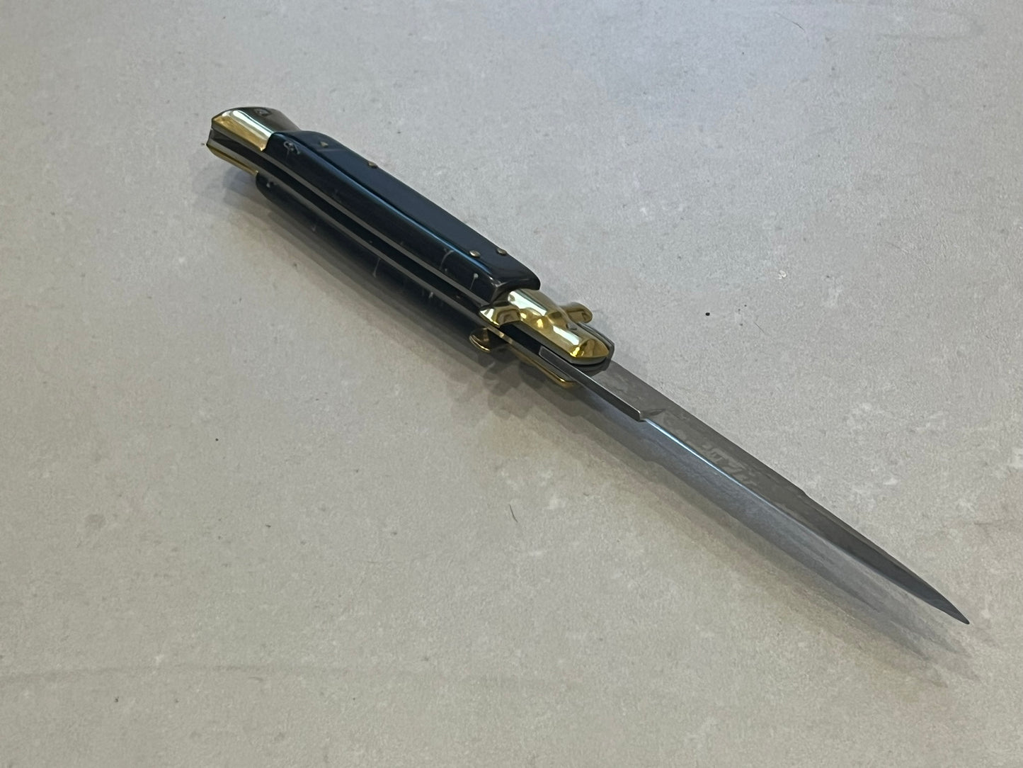 Stiletto Couteau automatique Lame Acier 440 10.5CM Manche Abs marbre noir mitre bronze Etui