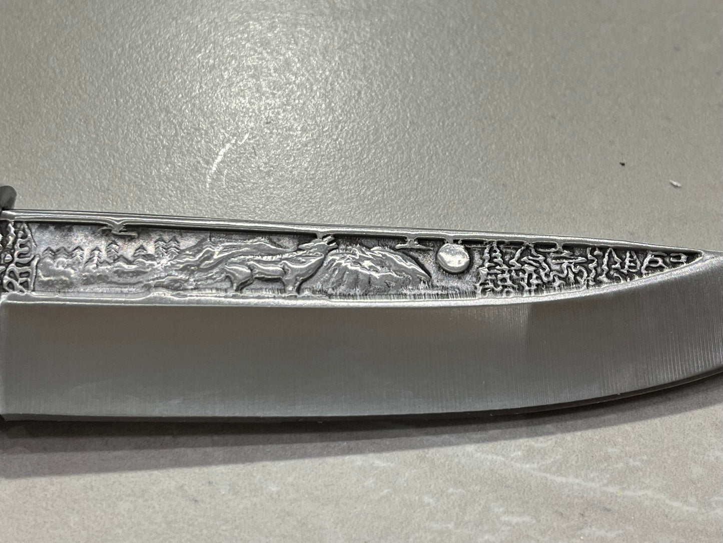 Couteau Russe manche bois de rose lame sculptée Loup