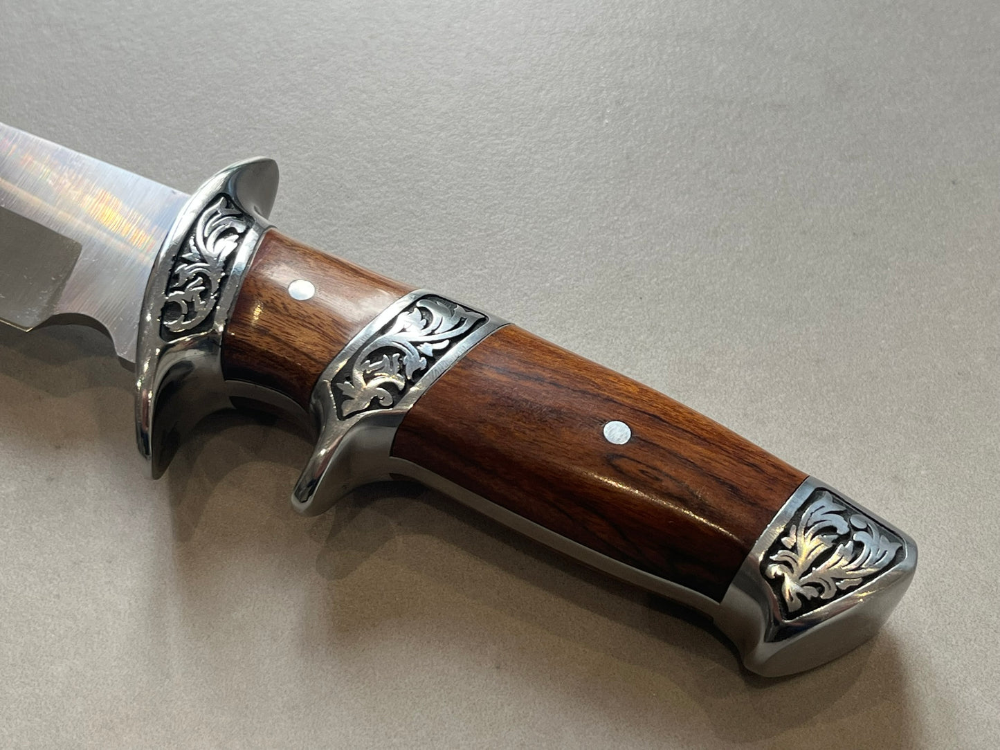 Couteau à Garde avec Poignée Double Grip