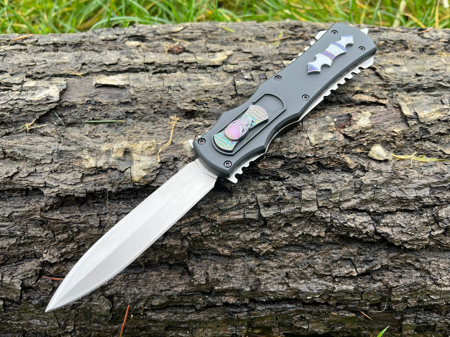 Couteau OTF Noir avec Motif Tête de Démon