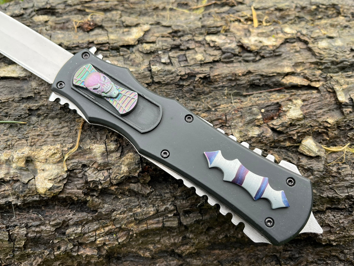 Couteau OTF Noir avec Motif Tête de Démon
