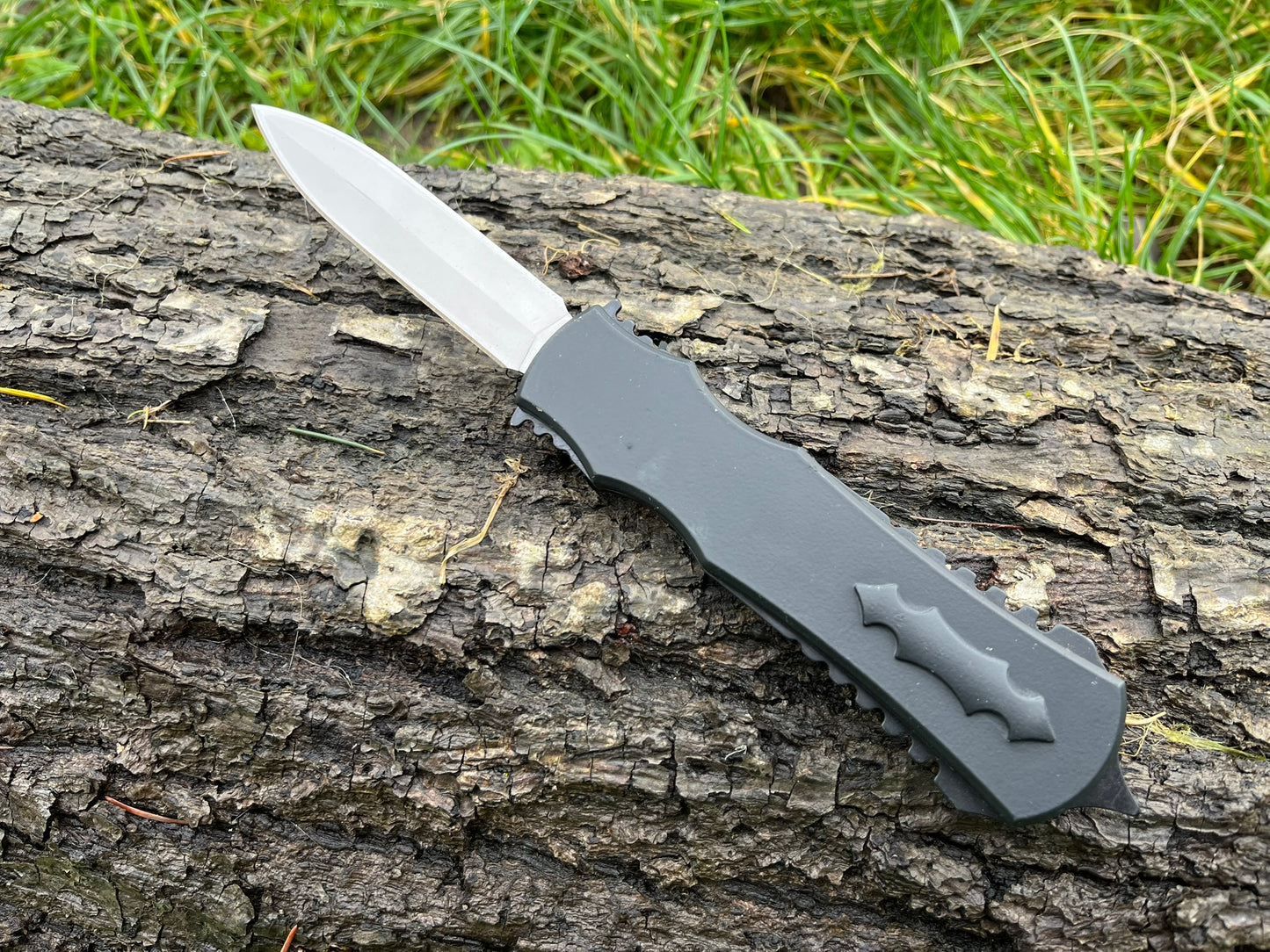 Couteau OTF Noir avec Motif Tête de Démon