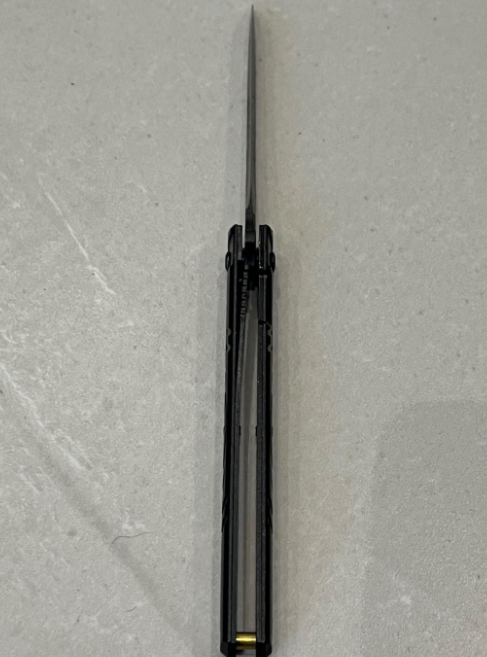 Stiletto M390 noir - Ouverture assistée