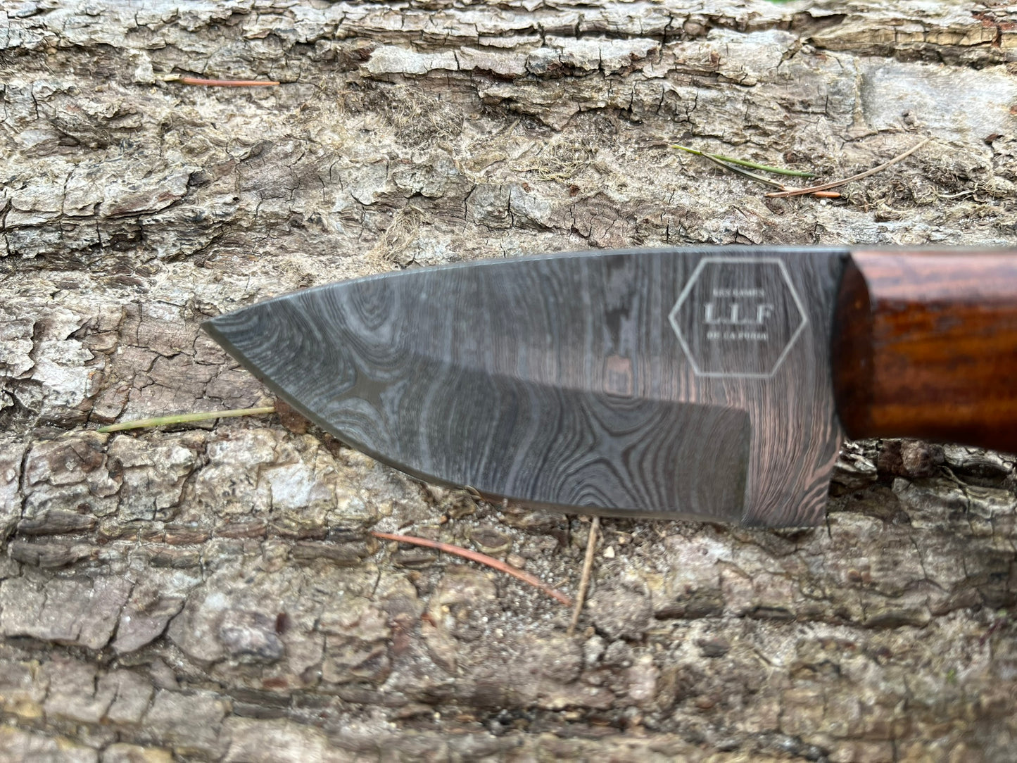 Couteau bushcraft/dépeuce damas forgé LLF 18cm