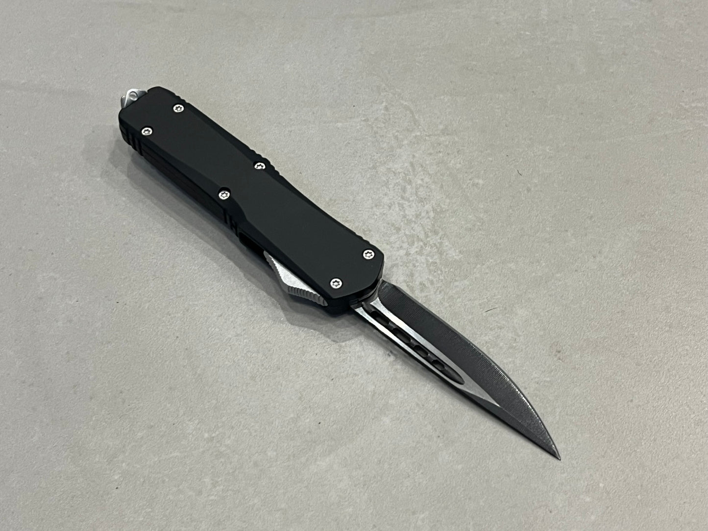 Couteau automatique acier OTF noir et blanc