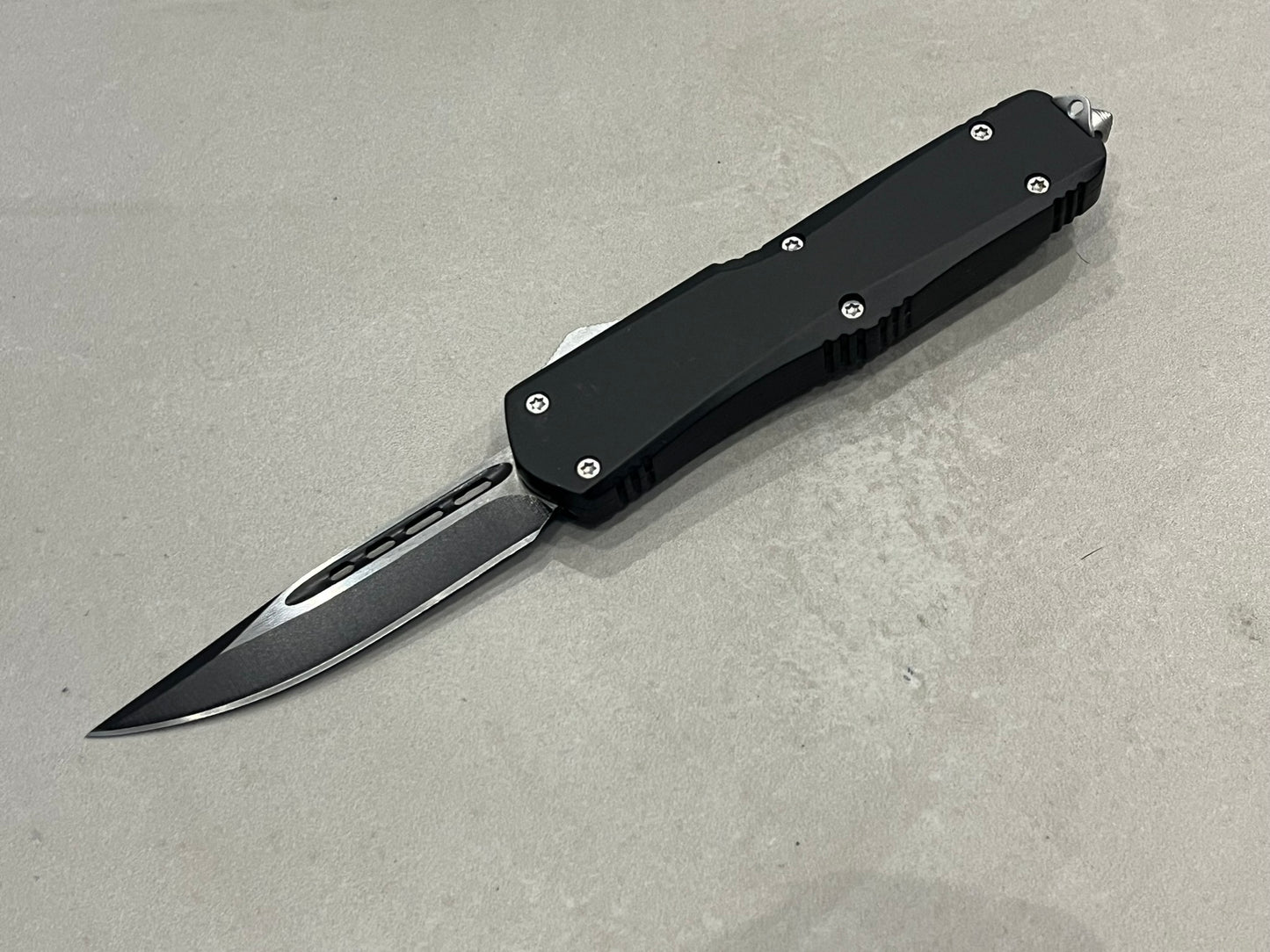 Couteau automatique acier OTF noir et blanc