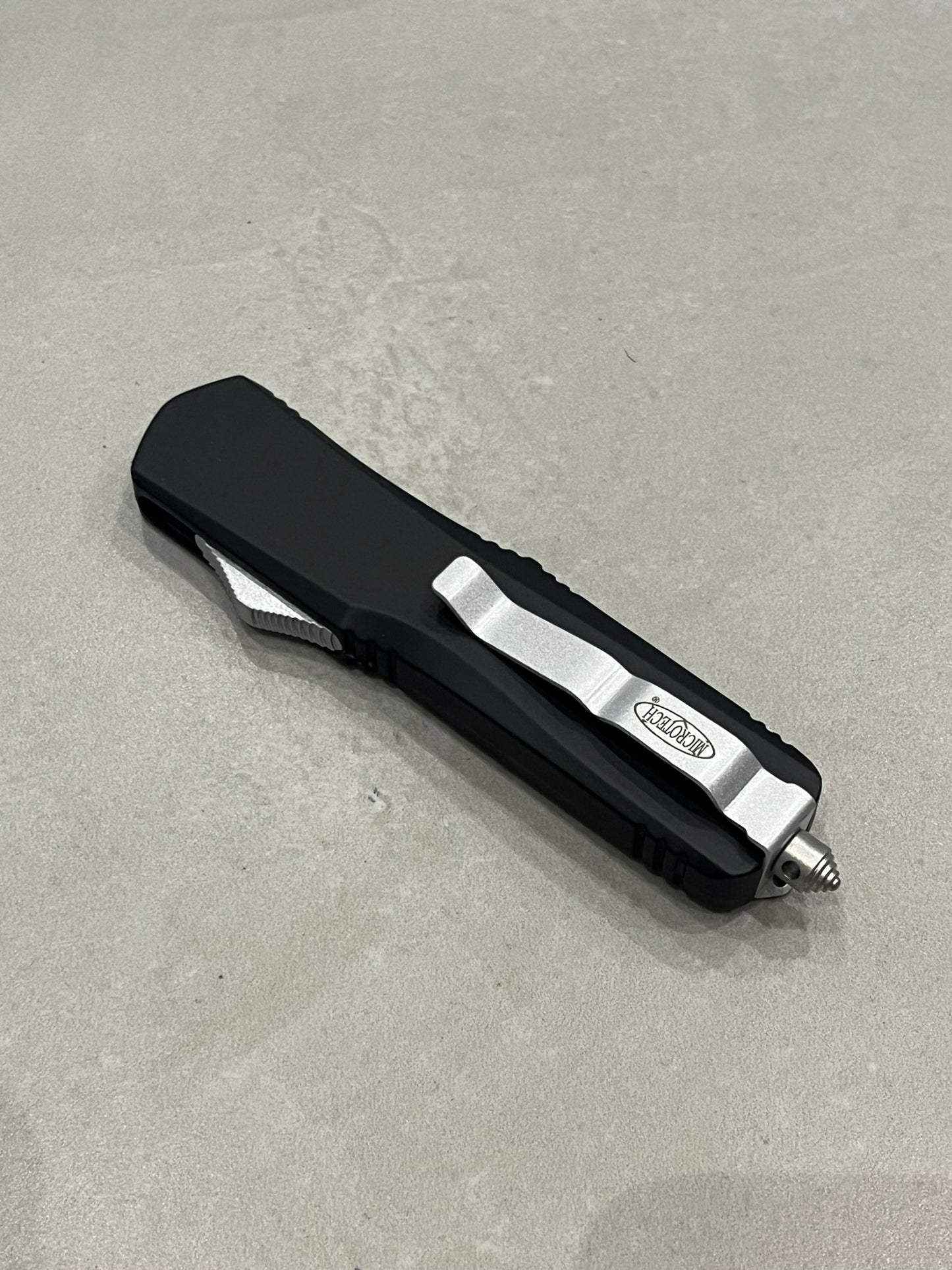 Couteau automatique acier OTF noir et blanc