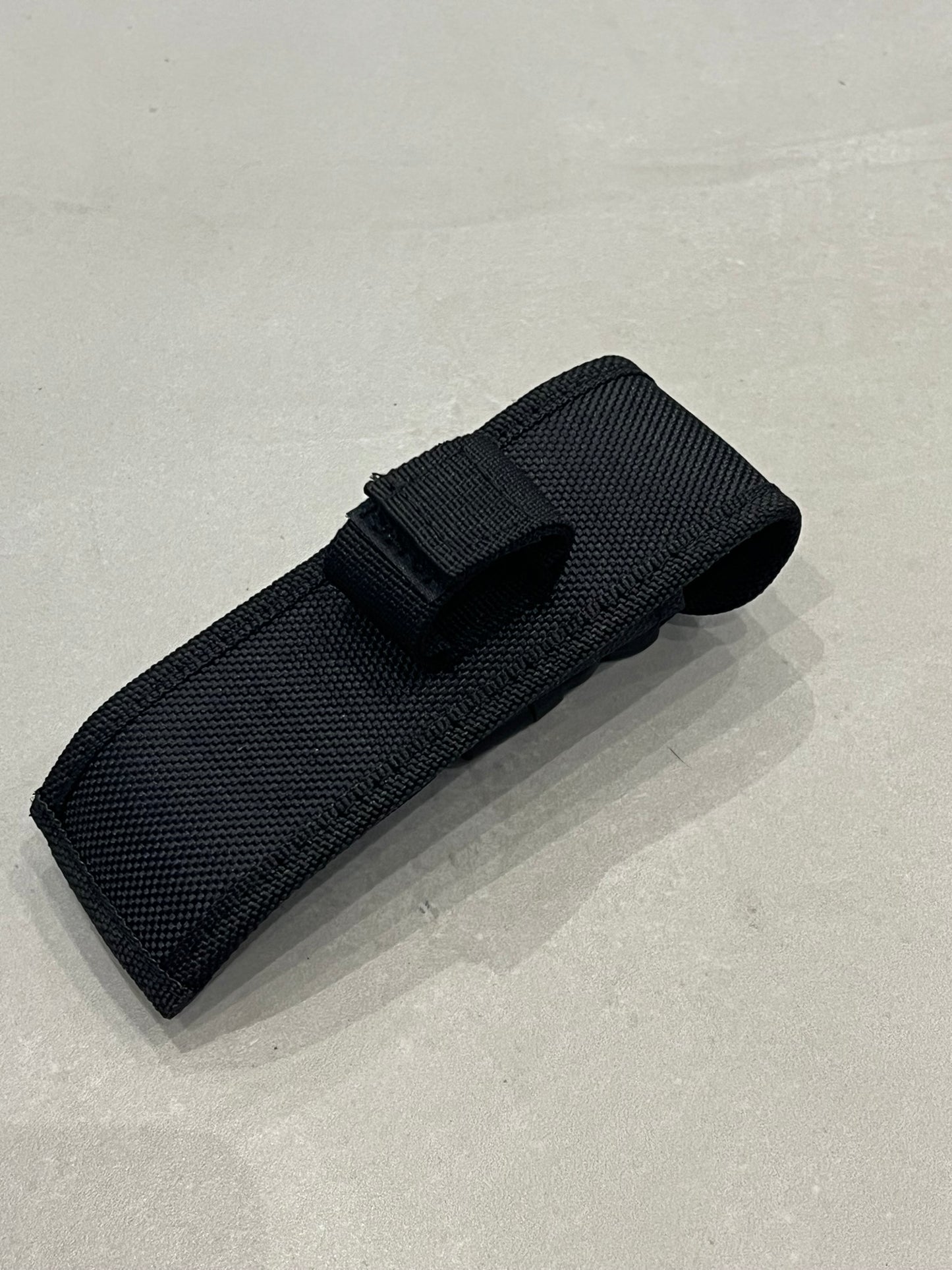 Couteau automatique acier OTF noir et blanc