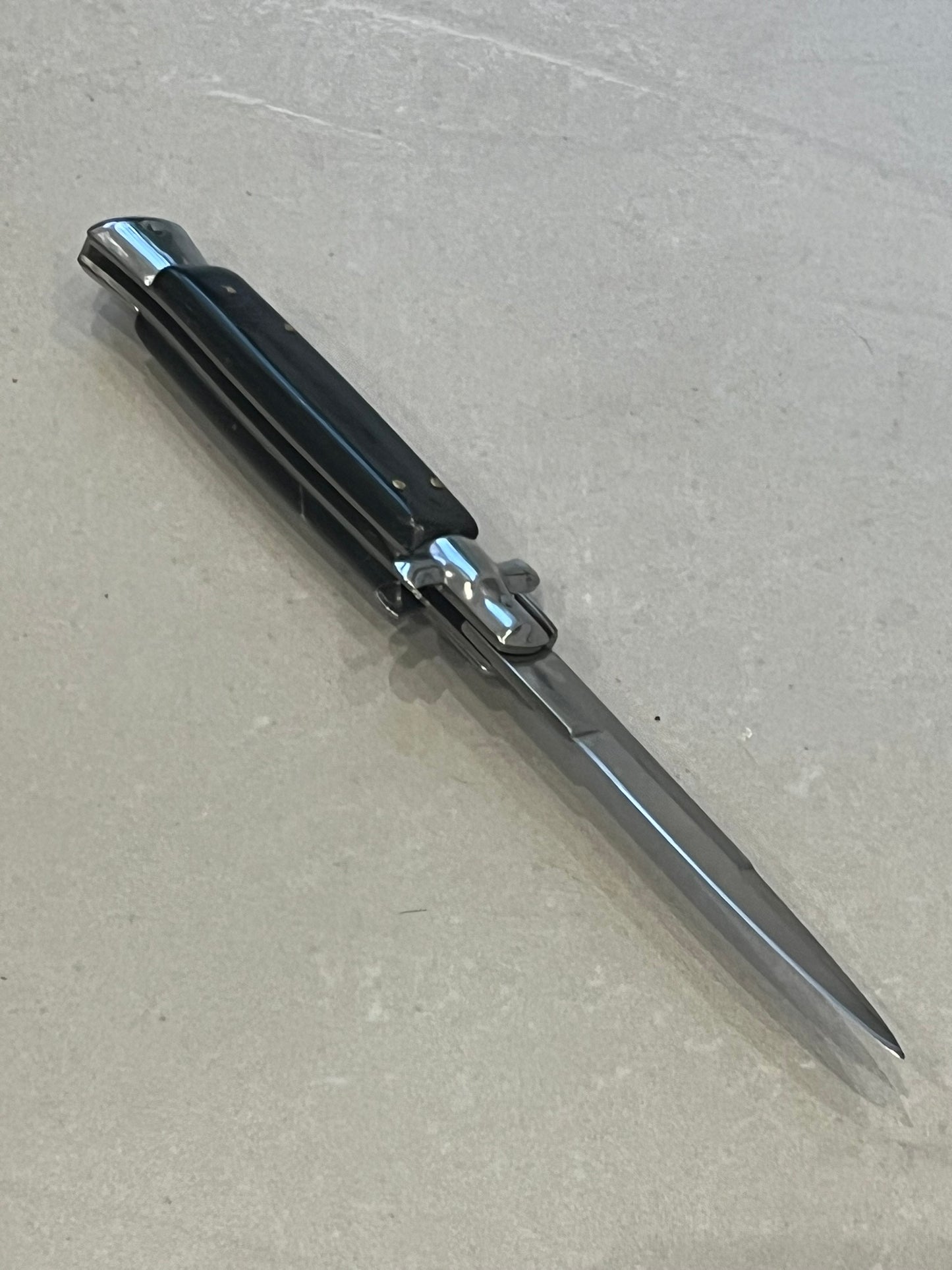 Stiletto Couteau automatique Lame Acier 440 10.5CM Manche Abs marbre noir mitre acier Etui