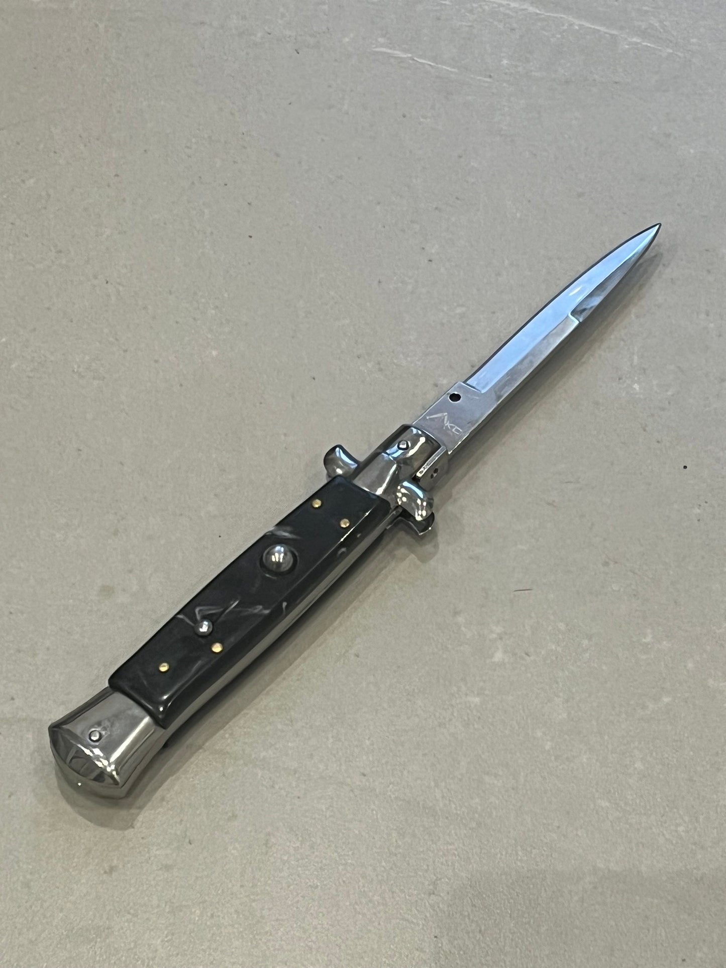 Stiletto Couteau automatique Lame Acier 440 10.5CM Manche Abs marbre noir mitre acier Etui