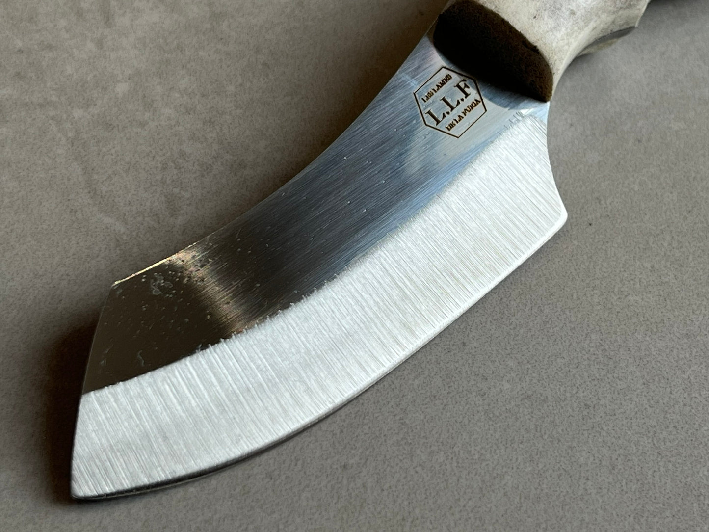 Couteau de dépèce forgé LLF manche bois de cerf série chasse
