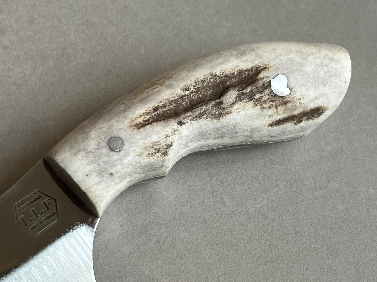 Couteau de dépèce forgé LLF manche bois de cerf série chasse