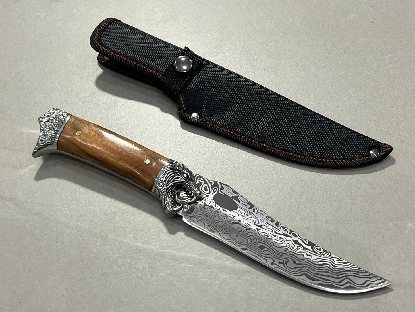 Couteau Russe loup en garde