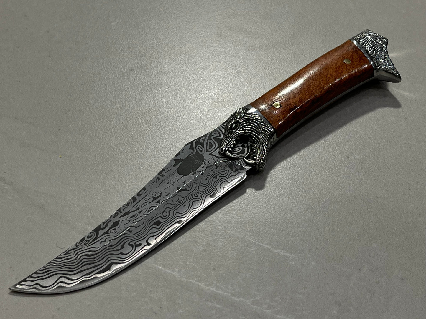 Couteau Russe loup en garde