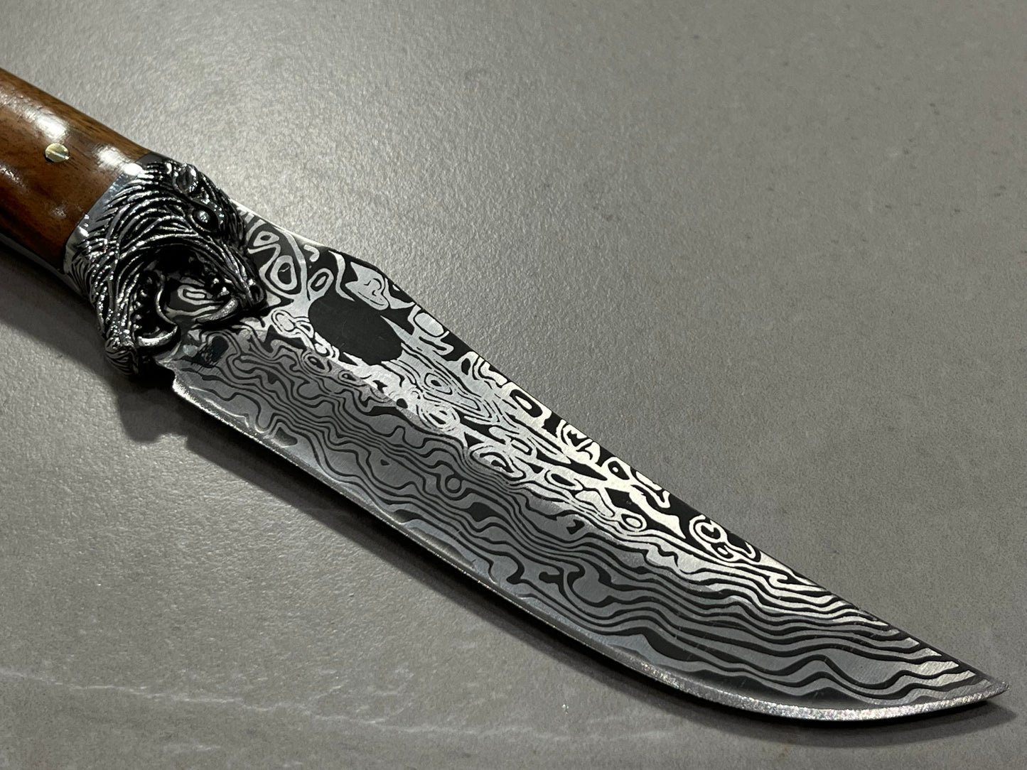 Couteau Russe loup en garde