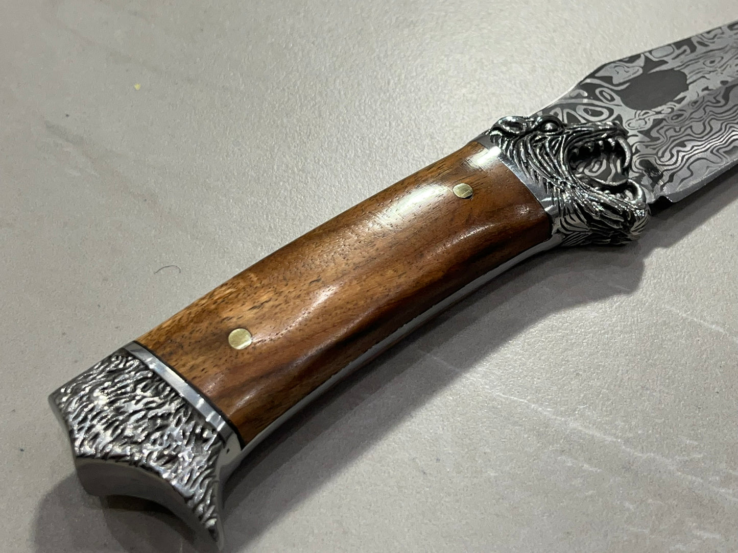 Couteau Russe loup en garde