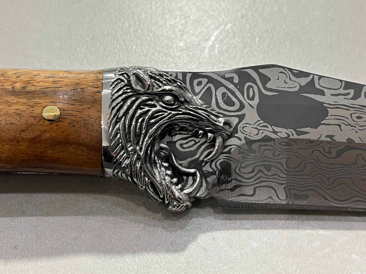Couteau Russe loup en garde