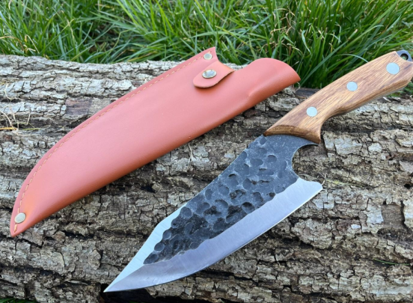 couteau de decoupe 30 cm acier 440 lame 18 cm martelee noire emouture acier naturel full tang manche bois olivier etui cuir