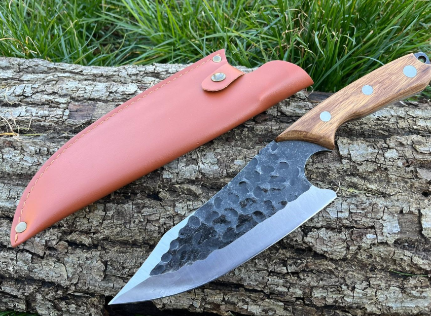 couteau de decoupe 30 cm acier 440 lame 18 cm martelee noire emouture acier naturel full tang manche bois olivier etui cuir