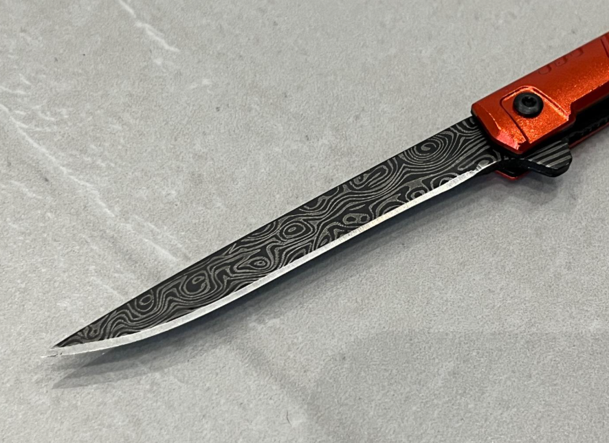Stiletto M390 rouge - Ouverture assistée