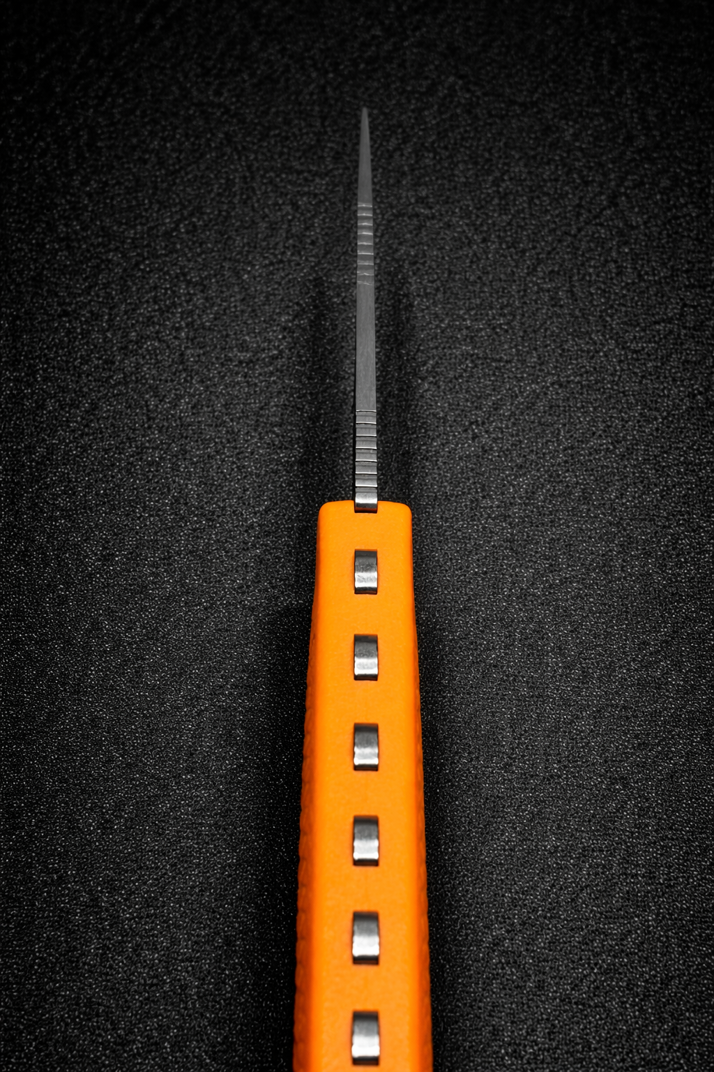 ChatGPTImage12janv.2026_18_03_58 Couteau Bushcraft Compact CPM-S30V – Manche Orange Santoprene