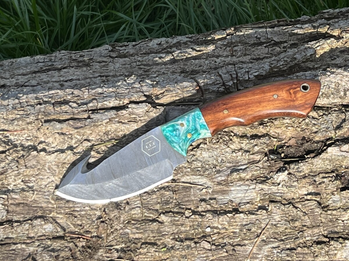 Couteau à dépecer/bushcraft avec crochet damas forgé LLF 21cm couleur au choix