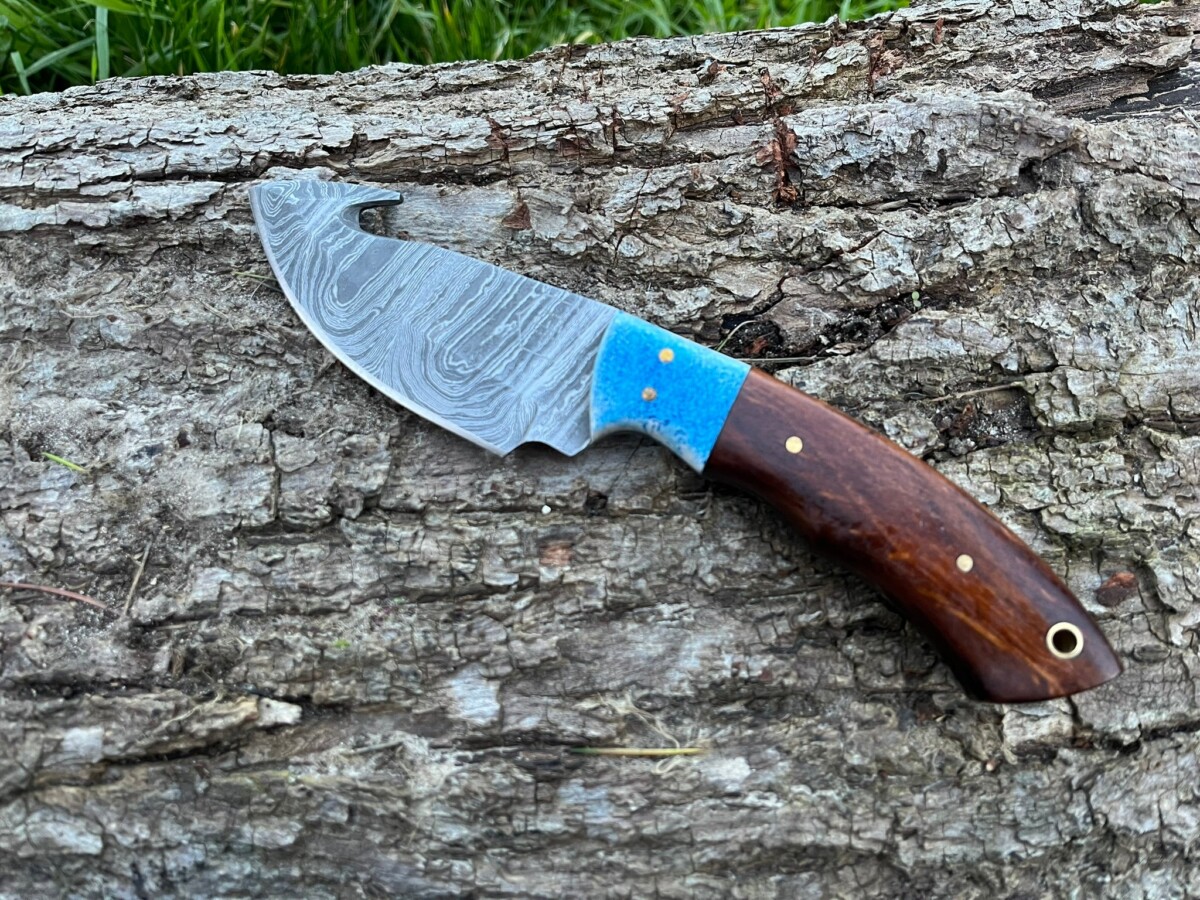 couteau à dépecer bushcraft avec crochet damas forgé LLF 21cm manche bois de rose étui cuir vue principale
