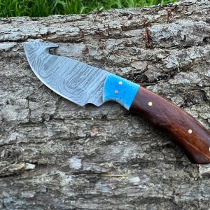 couteau à dépecer bushcraft avec crochet damas forgé LLF 21cm manche bois de rose étui cuir vue principale