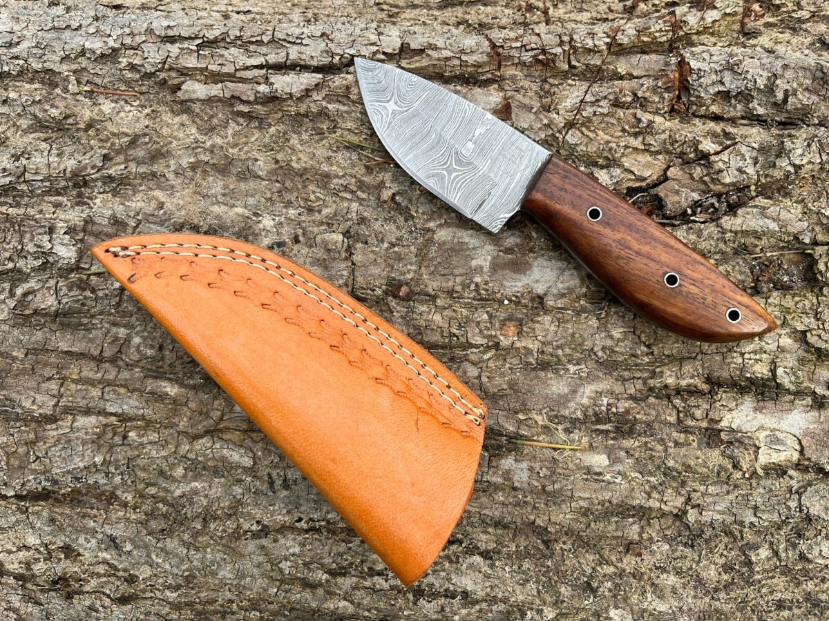 couteau bushcraft damas forgé LLF 18cm full tang manche bois de rose étui cuir vue principale