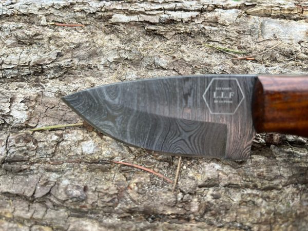 Couteau Bushcraft / Dépeçage en Damas Forgé LLF – 18 cm – Full Tang Brut & Indestructible