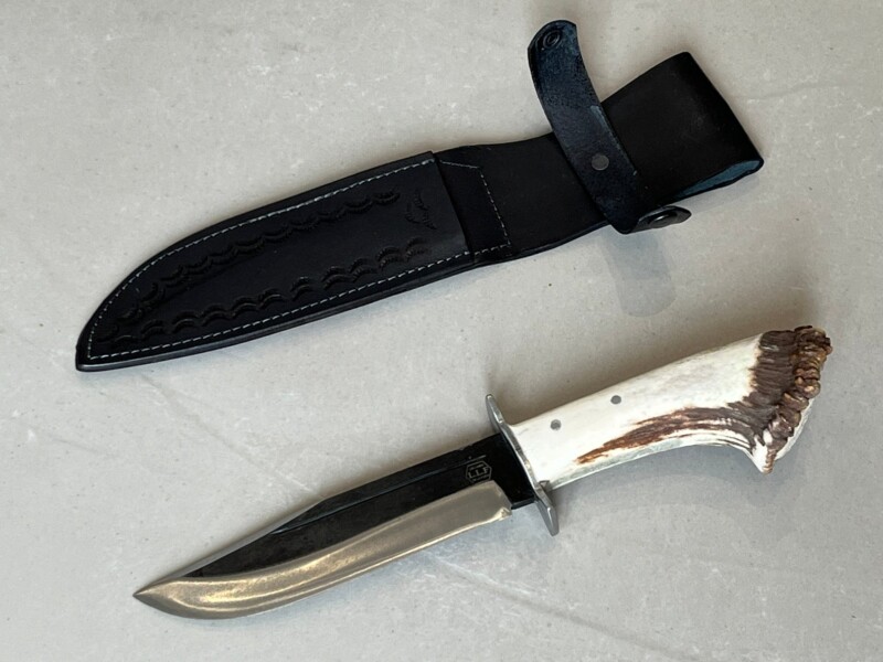 gros couteau bowie forgé LLF 34cm acier 5160 lame noire 6mm manche bois de cerf étui cuir vue principale