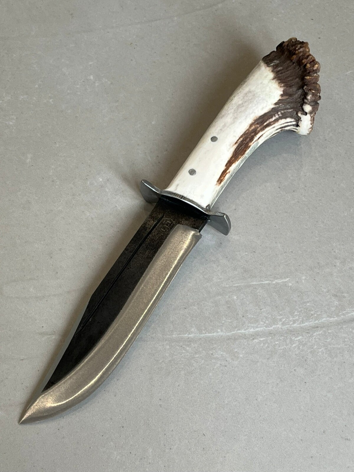 gros couteau bowie forgé LLF 34cm acier 5160 lame noire 6mm manche bois de cerf étui cuir
