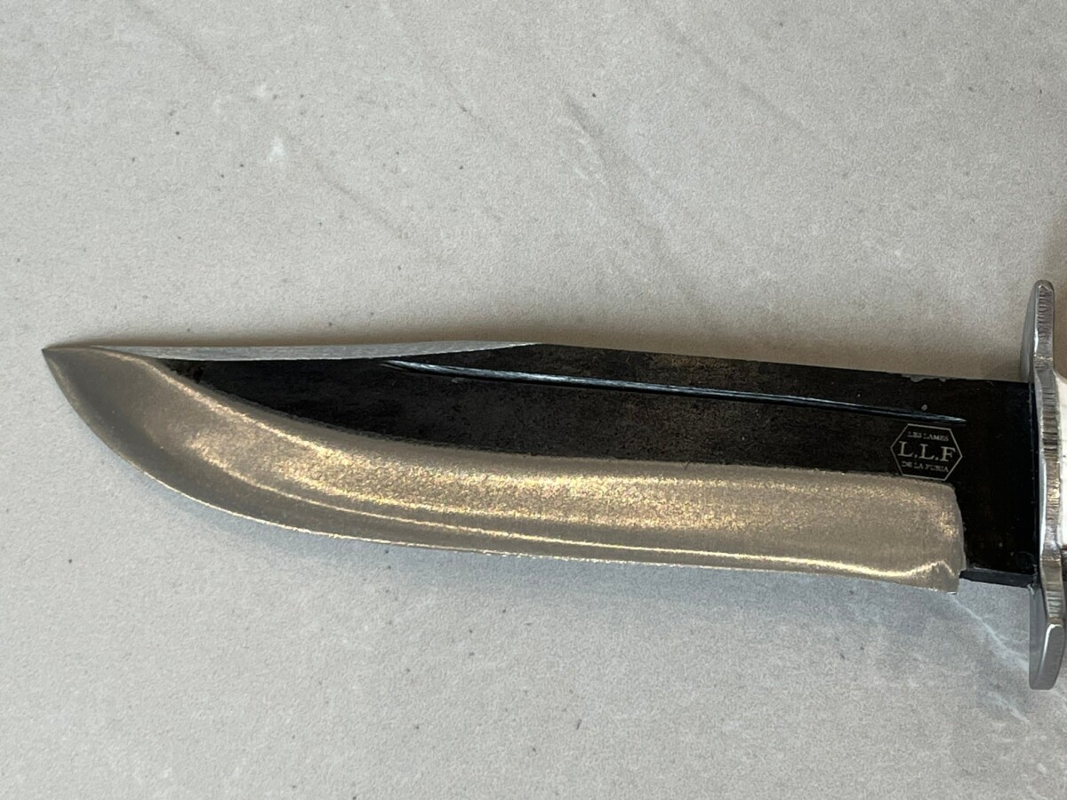 gros couteau bowie forgé LLF 34cm acier 5160 lame noire 6mm manche bois de cerf étui cuir