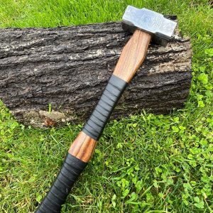 marteau viking deux mains forgé LLF V2 acier 1095 manche bois de rose gravé nordique cuir vue principale