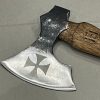 IMG_2678 hache templiere forgee LLF 43 cm acier 1055 gravure Deus Vult