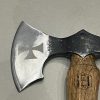 IMG_2683 hache templiere forgee LLF 43 cm acier 1055 gravure Deus Vult