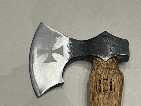 IMG_2683 hache templiere forgee LLF 43 cm acier 1055 gravure Deus Vult