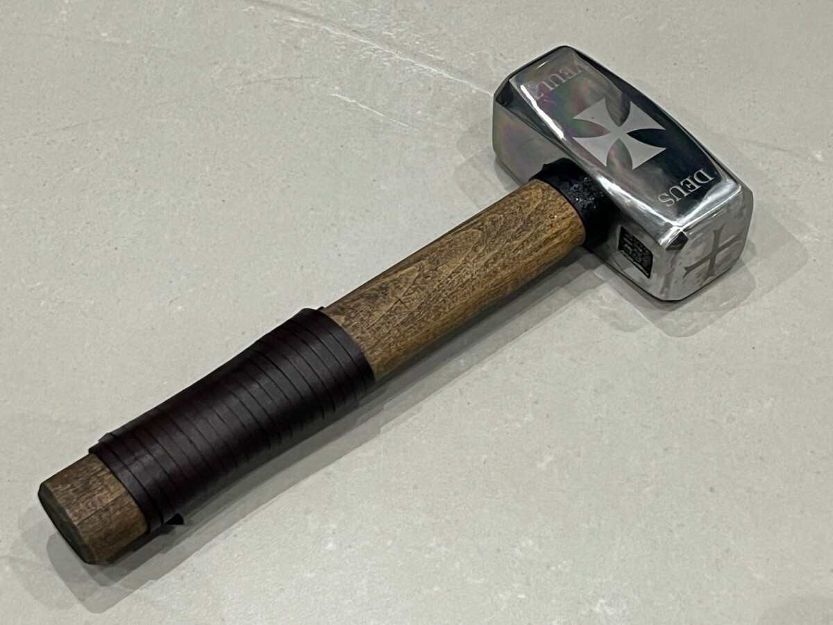 IMG_2684 marteau templier forge LLF 30 cm acier 1055 gravure deus vult manche bois hetre cuir