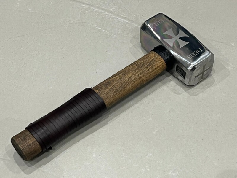 marteau templier forge LLF 30 cm acier 1055 gravure deus vult manche bois hetre cuir