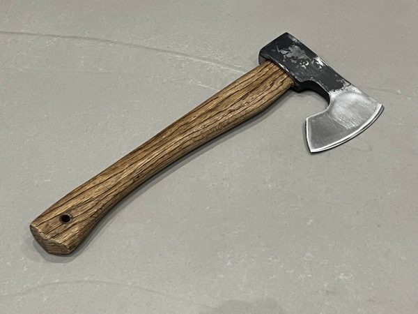 IMG_2689 hache viking acier 1055 brut manche hetre 39 cm outil bushcraft robuste