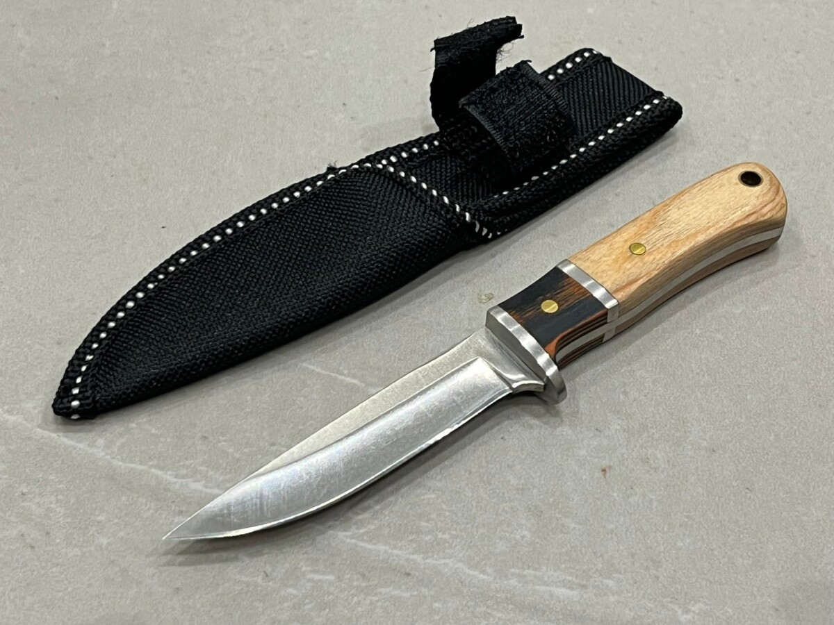 couteau droit 16 cm full tang acier 440 poli mitre coloree fourreau compact