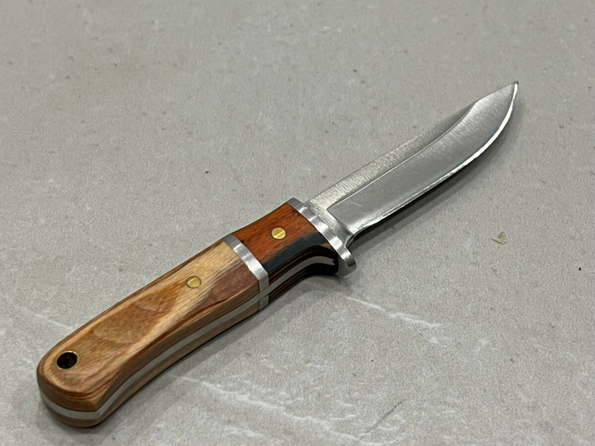 couteau droit 16 cm full tang acier poli mitre colorée