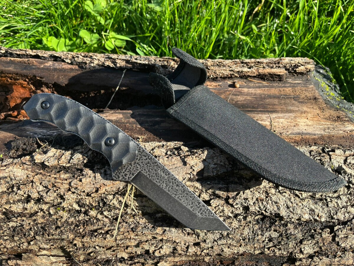 IMG_3240 couteau robuste lame tanto pierre lavée full tang acier AISI 420 manche G10 étui cordura LLF vue principale