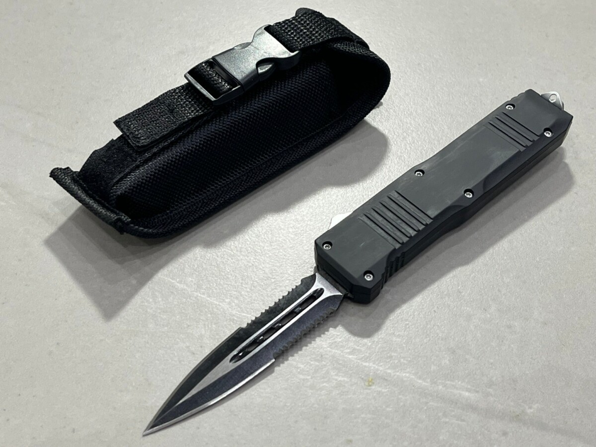 IMG_3633 couteau automatique OTF lame spear point dentelee 9 cm acier 440 brise vitre etui cordura