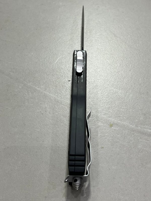 Couteau automatique OTF - lame spear point dentelée - brise vitre